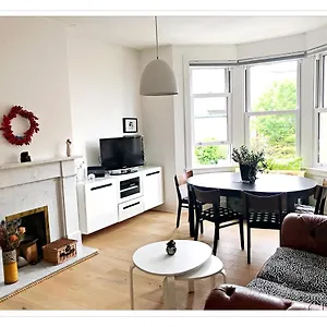 Apartment Spacious And Modern 2 Bedroom Flat Near The Centre, Edinburgh